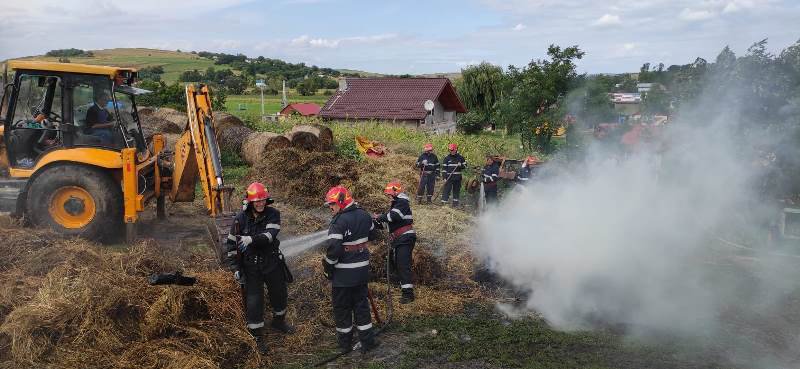 Furaje distruse de flăcări într-o gospodărie din Șendriceni. Pompierii dorohoieni au intervenit