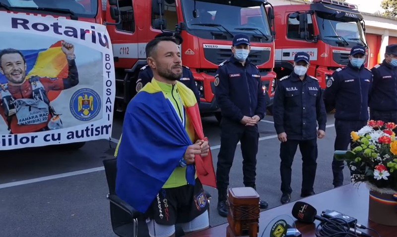 Iulian Rotariu sărbătorit de colegii pompieri după ce a revenit în țară cu trofeul „Ultra Bolivia Race”