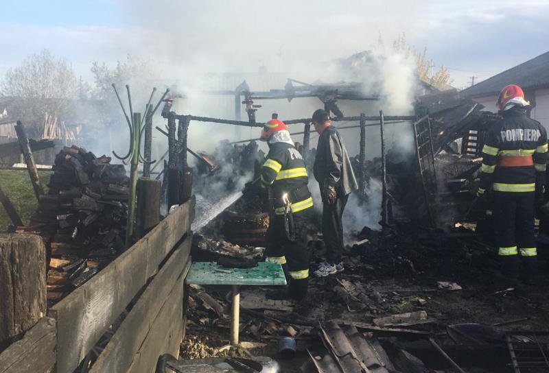 Incendiu a izbucnit într-o gospodărie din Copălău. Flăcările au cuprins mai multe anexe