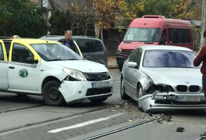 Accident la Botoșani! Două autoturisme s-au ciocnit în zona industrială
