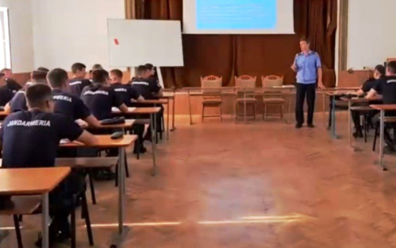 Un candidat la școala de jandarmi a fost nevoit să-și facă nevoile în clasă în timpul examenului de la Botoșani