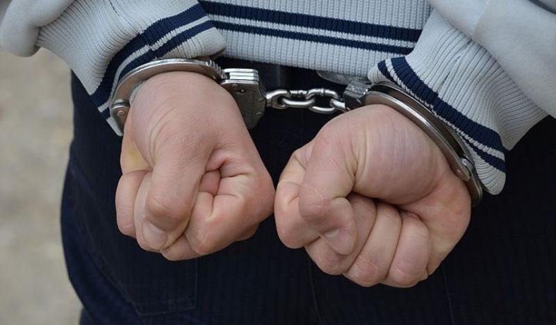 Tânărul care a atacat un taximetrist și i-a furat mașina a fost reținut pentru 24 de ore
