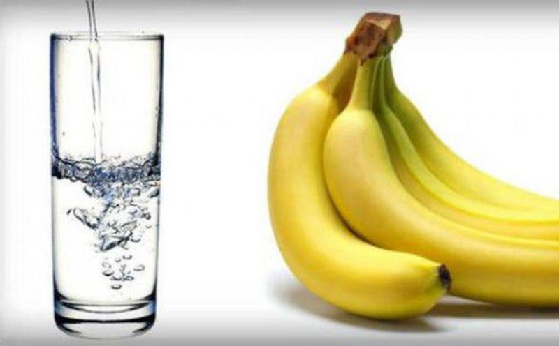 Ar trebui să îți începi ziua cu un pahar cu apă caldă și o banană. Oferă multe beneficii