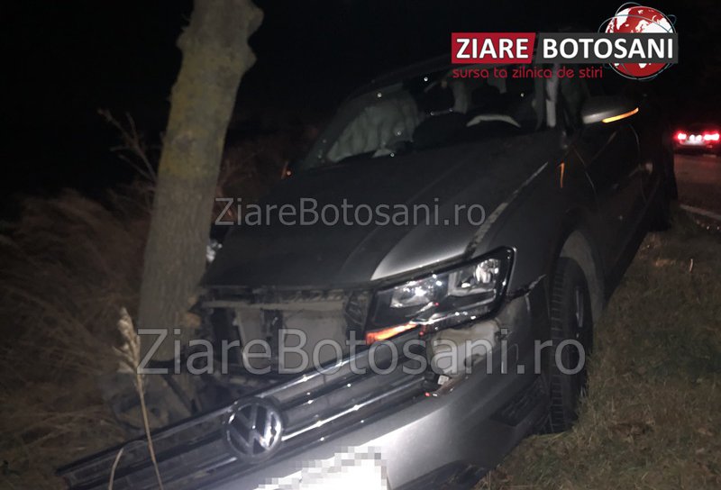 Mașină izbită într-un copac pe drumul Botoșani - Dorohoi - FOTO