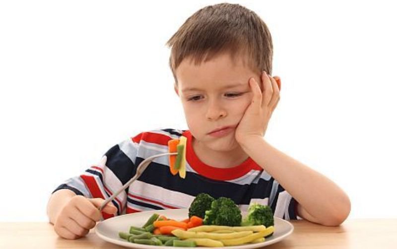 De ce este greșit să-ți forțezi copilul să mănânce când se simte rău. Explicația unui specialist
