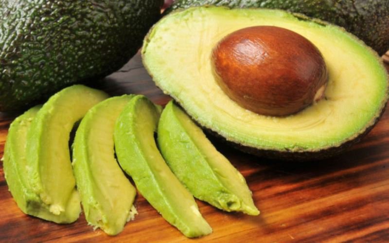 Sănătatea din farfurii: un avocado pe zi previne colesterolul rău