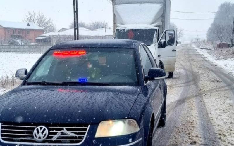 ATENȚIE! Echipaţi-vă corespunzător autoturismul când circulaţi pe drumuri acoperite cu zăpadă sau polei