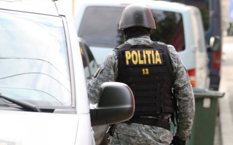 Percheziții cu mascații în Botoșani și alte 35 de județe, privind contrabanda cu arme și muniții