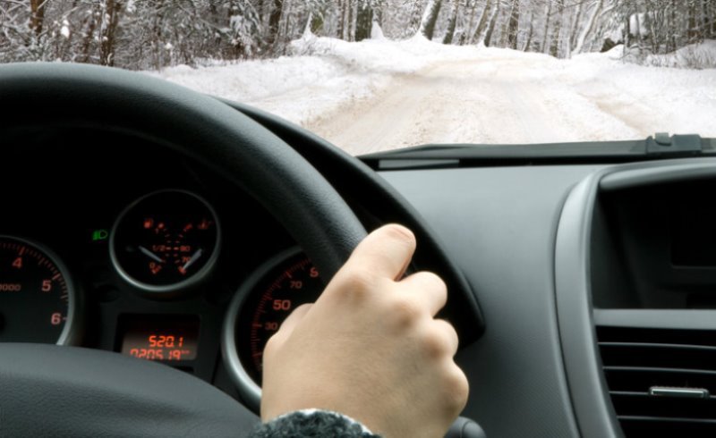 Nu mai încălzi motorul mașinii iarna, înainte să conduci. E total greșit!