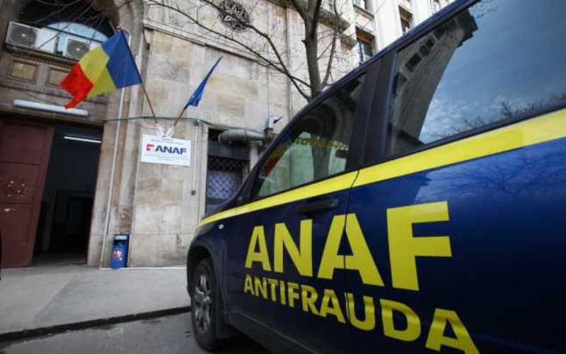Angajații de la ANAF nu au voie să țină contabilitatea firmelor. Legea interzice acest lucru