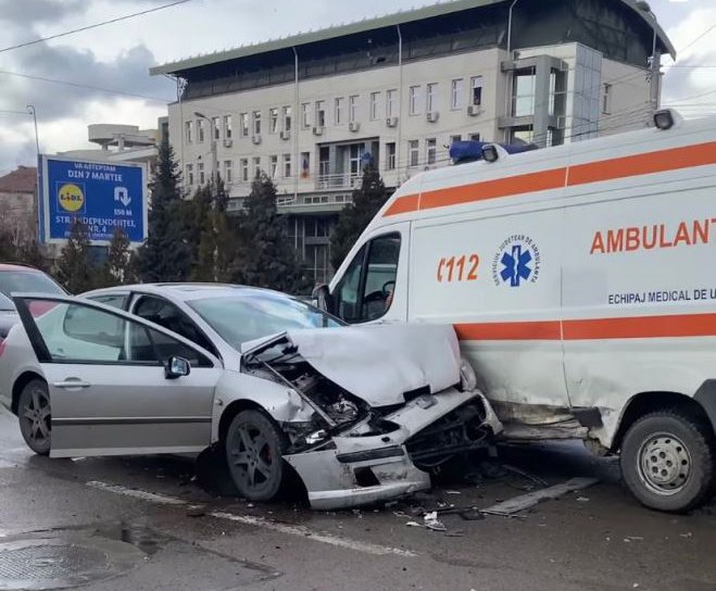 Trei persoane au avut nevoie de îngrijiri medicale în urma unei coliziuni dintre o ambulanță și un autoturism