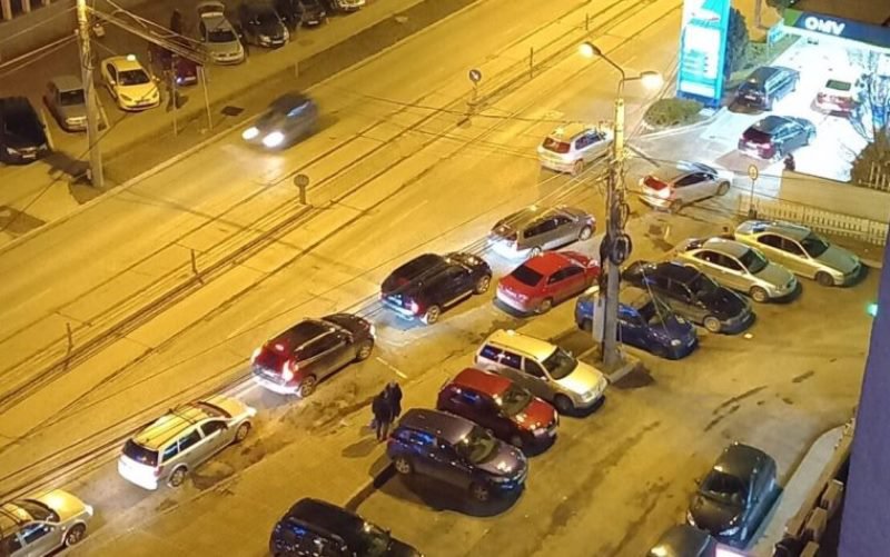 Cozi la benzinării în Botoșani și în toată țara după apariția zvonurilor despre scumpirea carburanților