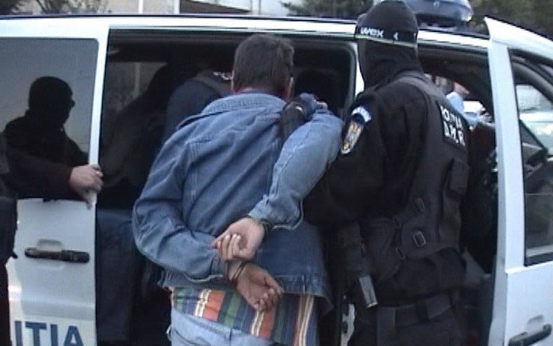 Tânăr „săltat” de poliţişti direct de la spital şi adus sub escortă la Penitenciar