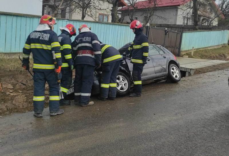 Accident! Patru bărbați răniți după ce mașina în care se aflau s-a izbit într-un tractor - FOTO