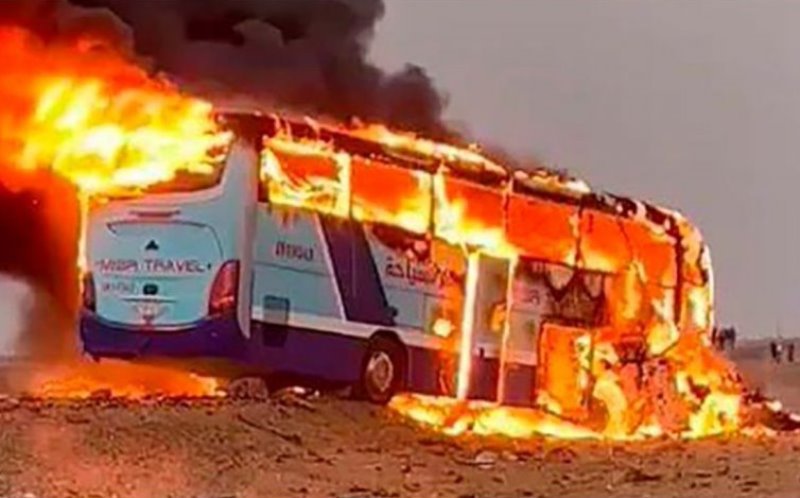 Un autobuz plin cu turiști a luat foc. Zece persoane au murit, 14 oameni au fost răniți, în Egipt