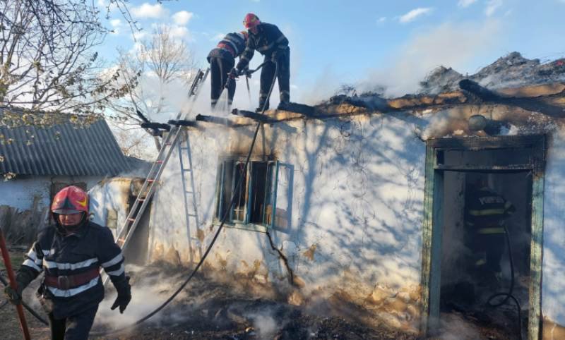 Trei familii din județul Botoșani, au rămas fără acoperiș deasupra capului în urma unor incendii - FOTO