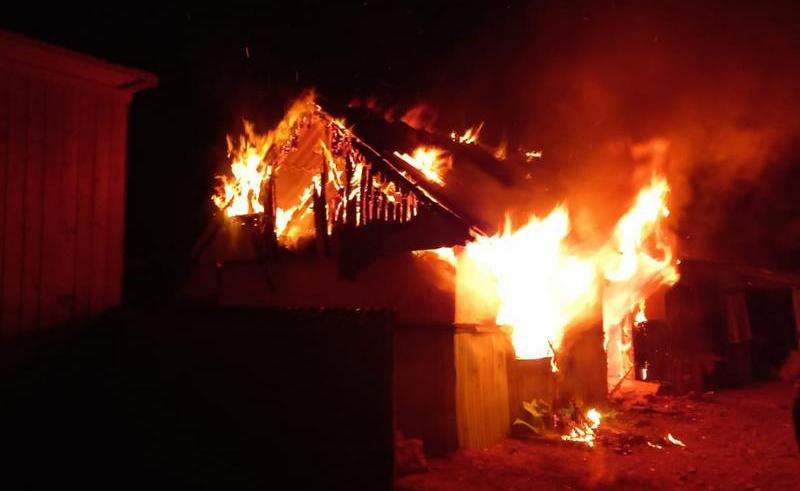 Casă cuprinsă de flăcări după ce proprietarul a adormit în timp ce fuma