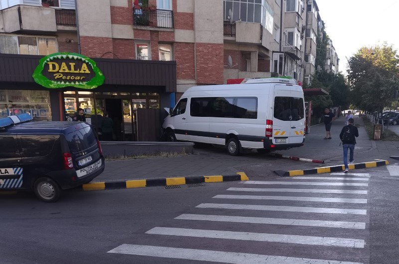 Un microbuz scăpat de sub control a urcat pe trotuar și s-a oprit într-un magazin la Botoșani