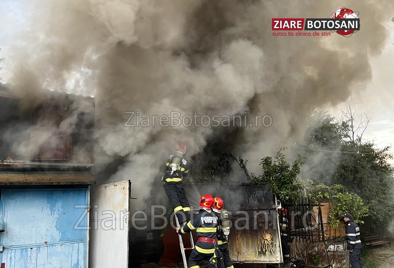 Două garaje și o mașină distruse într-un incendiu izbucnit în Dorohoi - FOTO