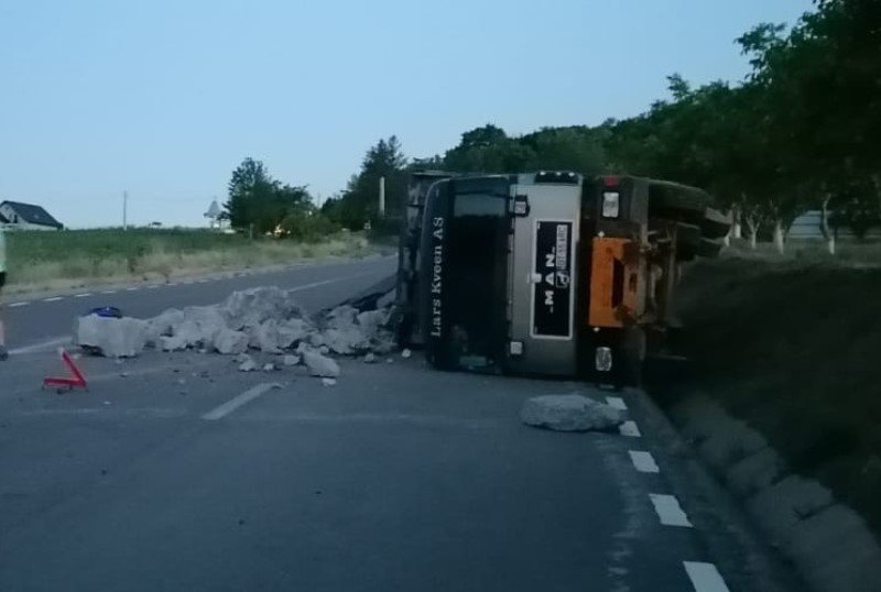 Camion plin cu piatră răsturnat pe un drum din județul Botoșani