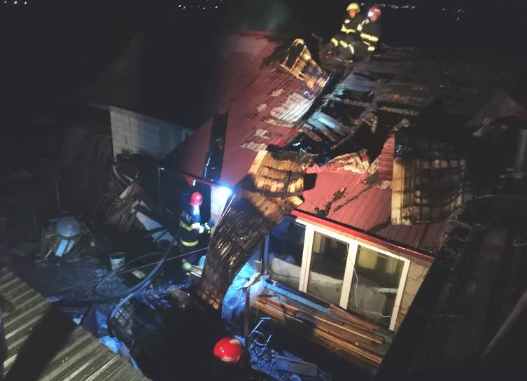 Două case din Cătămărăști Deal au fost în pericol din cauza unui incendiu