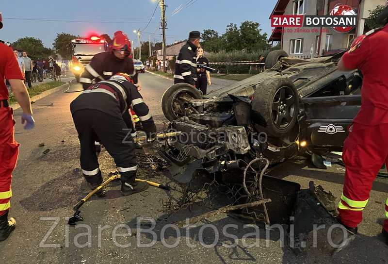 Teribilism pe o stradă din Dorohoi! O mașină scăpată de sub control s-a răsturnat pe carosabil - FOTO