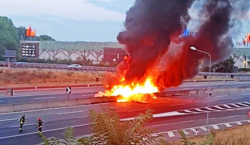 Un şofer român de TIR a murit carbonizat în cabină, după ce camionul s-a răsturnat şi a luat foc instant, în Italia