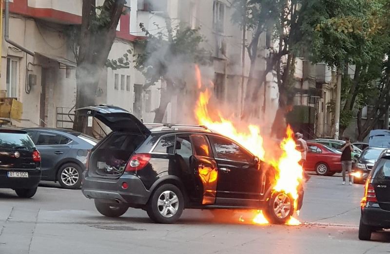 Autoturism cuprins de flăcări pe o stradă din Botoșani - FOTO