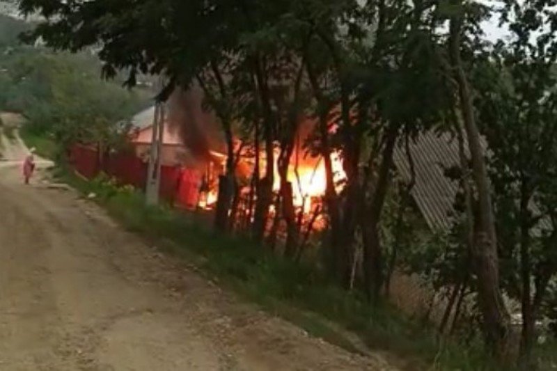 Garaj din Botoșani distrus de un incendiu izbucnit din cauza unei oale cu mâncare uitată pe foc
