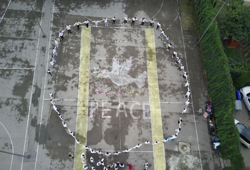 Lanț uman închinat Păcii la Colegiul „A.T. Laurian” - FOTO