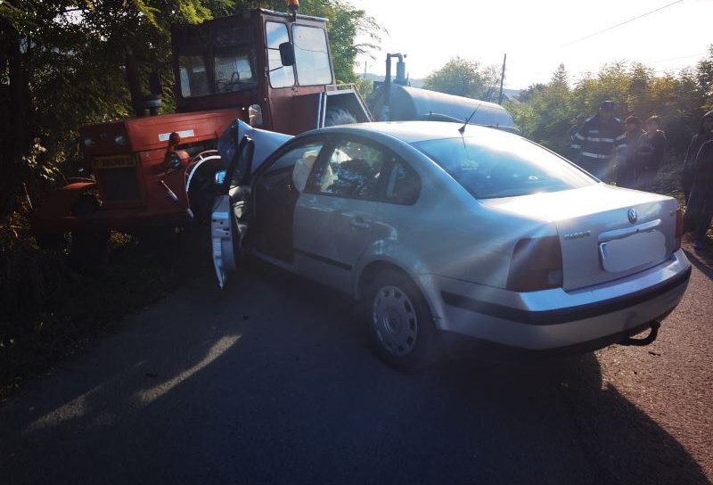 Accident la Dimăcheni! O mașină a intrat în coliziune frontală cu un tractor - FOTO