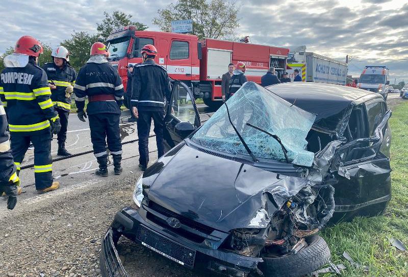 Accident! Două autoturisme și o autocisternă s-au ciocnit la intrarea în Botoșani. Un tânăr a ajuns la spital - FOTO