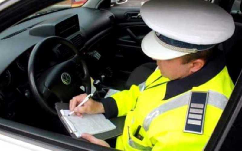 Șofer în vârstă de 71 de ani depistat că transporta persoane „la ocazie” dar avea permisul suspendat