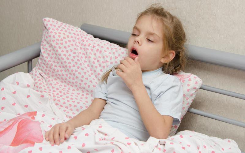 Tusea la copii. Sfatul pediatrului: „Nu este întotdeauna o idee bună să o oprim cu medicamente!”