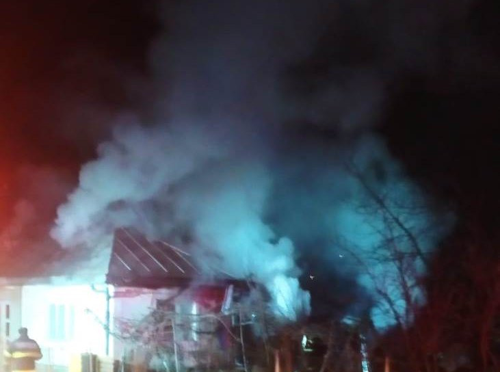 Casă cuprinsă de flăcări în Dorohoi! Incendiul a distrus o locuință și acoperișul alteia – FOTO