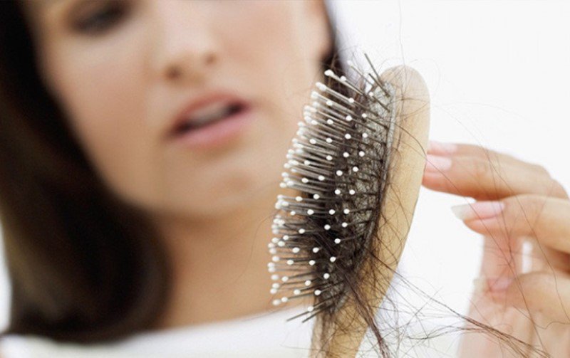 Îți cade părul masiv? Obiceiuri zilnice care accelerează calviția