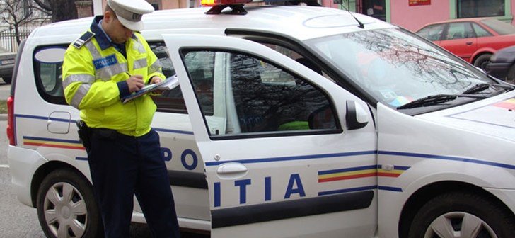 Șoferi amendați de polițiștii din județ pentru transport neautorizat de persoane