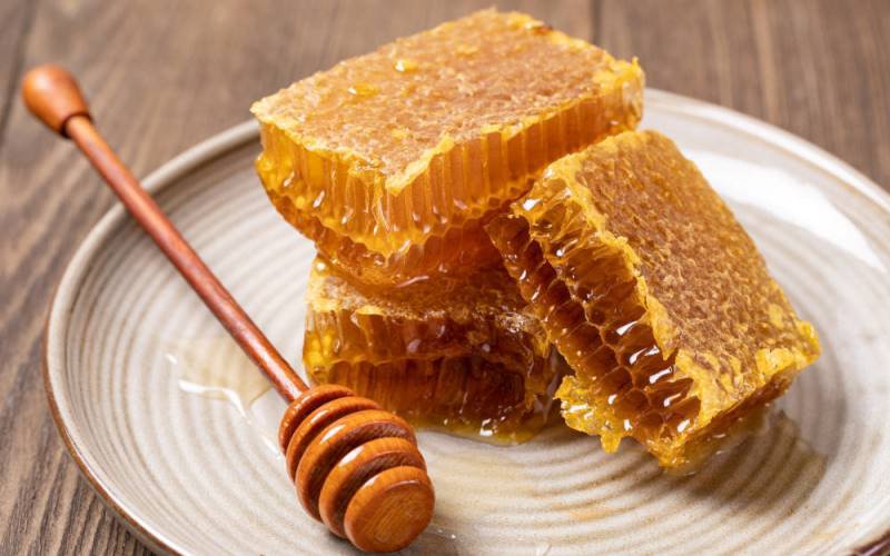 Beneficiile consumului de fagure de miere