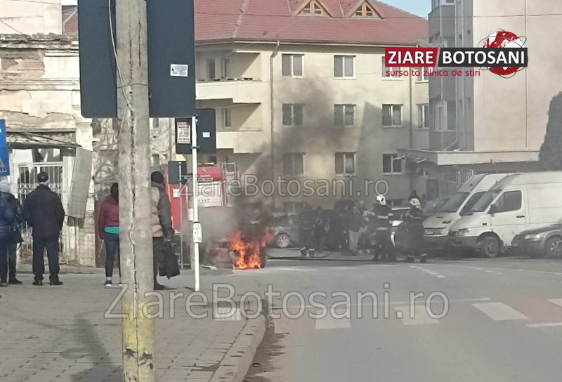 Mașină cuprinsă de flăcări pe o stradă din Dorohoi. Un pompier aflat în timpul liber a sărit în ajutor - FOTO