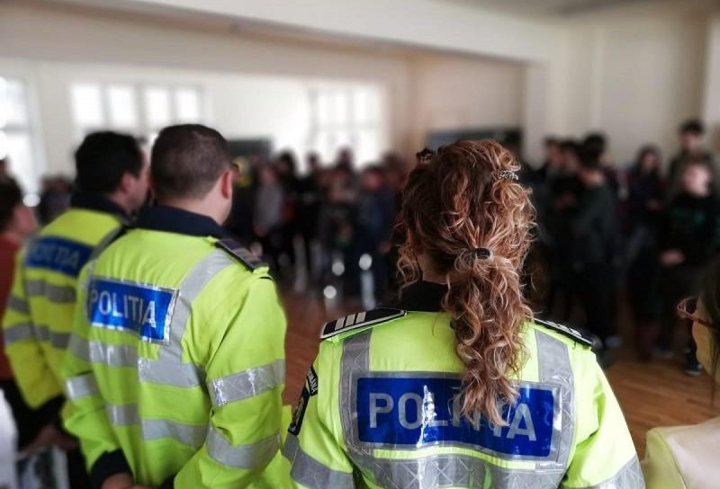 Acțiune a polițiștilor din Dorohoi pentru prevenirea absenteismului școlar