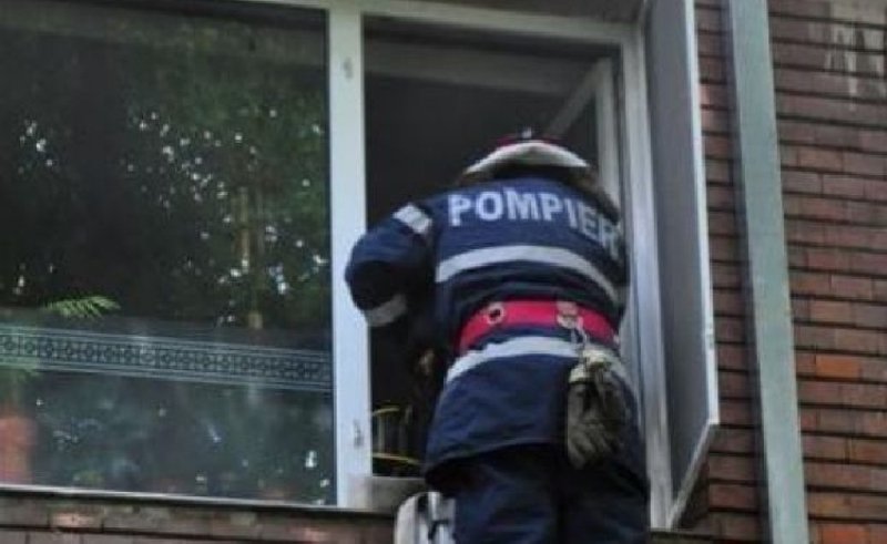 Bătrân găsit de pompieri căzut în baia apartamentului său din Dorohoi. A fost transportat la spital