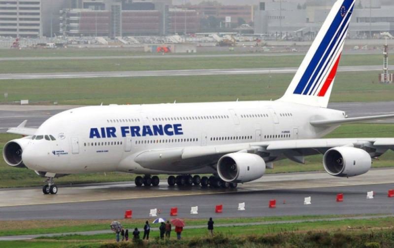 MAE, atenționare de călătorie în Franța. Zboruri anulate până marţi