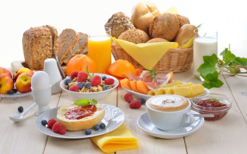 Ce trebuie să mâncăm la micul dejun pentru a ne menţine în formă. Sfatul nutriţioniştilor