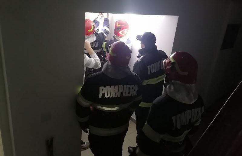 Un copil și tatăl acestuia au rămas blocați în liftul unui bloc din Dorohoi. Pompierii au intervenit pentru scoaterea lor