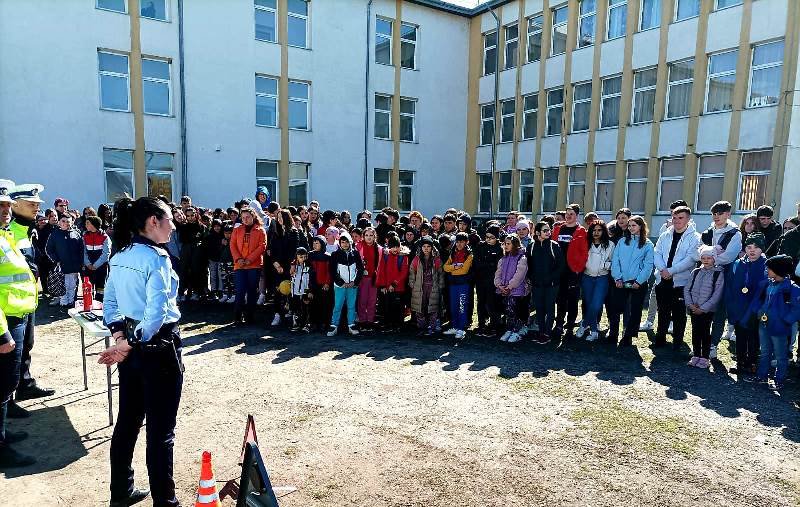 Poliţiştii botoşăneni alături de elevii Şcolii Gimnaziale „Octav Băncilă” Corni, pentru prevenirea victimizării acestora - FOTO