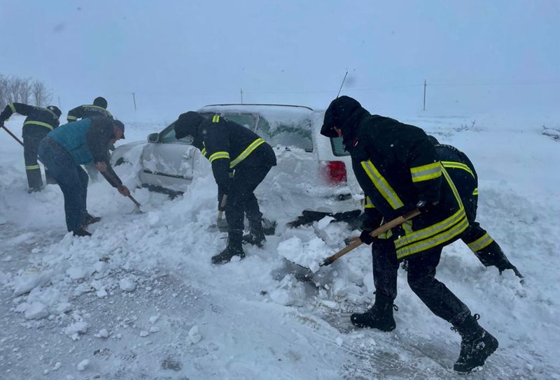 Autoritățile continuă intervențiile pentru scoaterea din nămeți a mașinilor blocate pe drumurile din județul Botoșani - FOTO