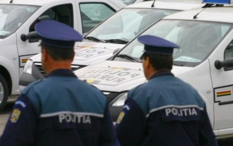 Românii aflați în concediu medical ar putea fi verificați acasă de poliție. „Să nu mai avem oameni care își iau concediu medical pentru a merge la pescuit”