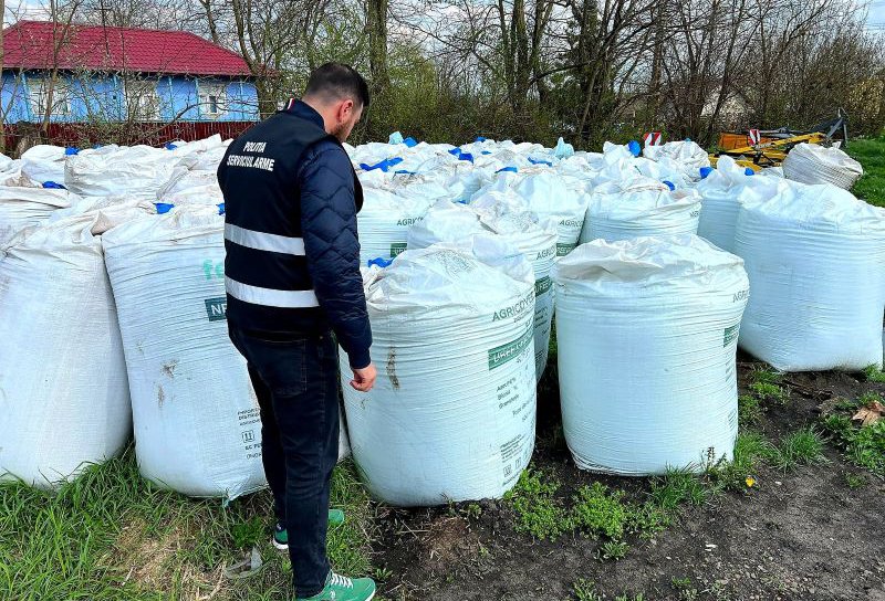 Polițiștii au descoperit este 80 de tone de îngrășământ depozitate ilegal la Coțușca