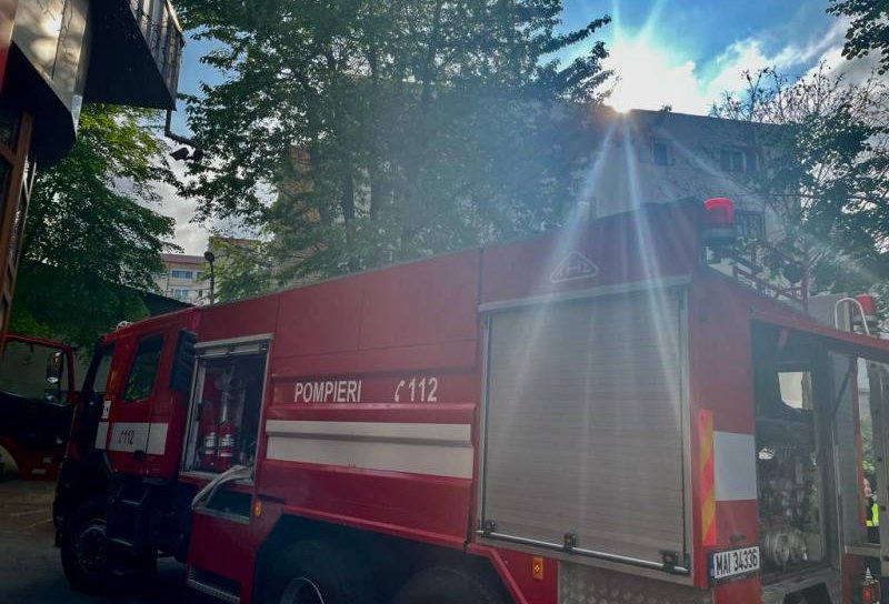Incendiu într-un bloc din Botoșani! Proprietarul a încercat să stingă singur flăcările - FOTO