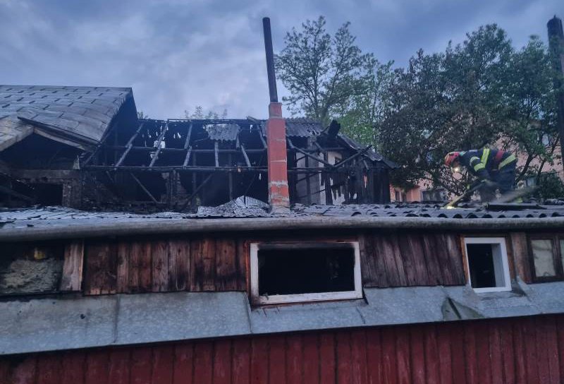 Botoșani: Acoperișul unei case și mai multe bunuri, distruse de un incendiu izbucnit seara trecută